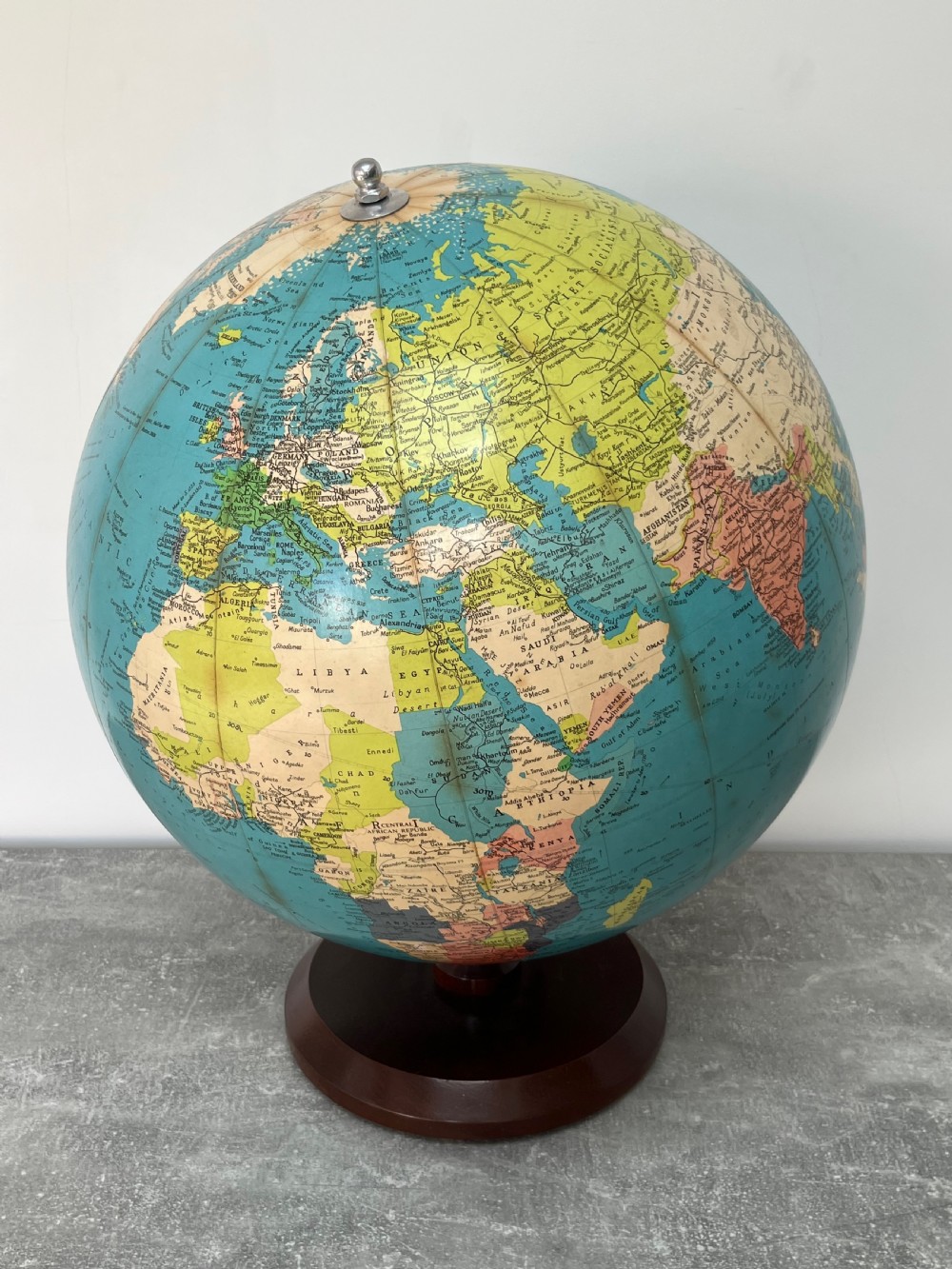 philips' 19 diameter terrestrial globe 1982